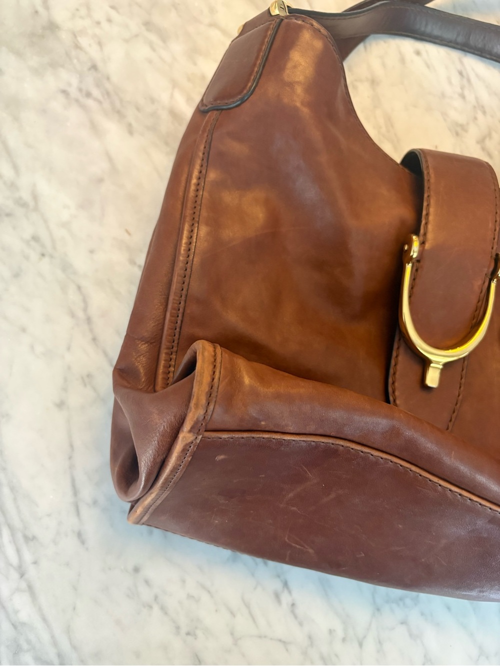 Vintage Gucci Leather Shoulder Bag – Medium Soft Stirrup (Early 2000s) - Picture 4 of 10
